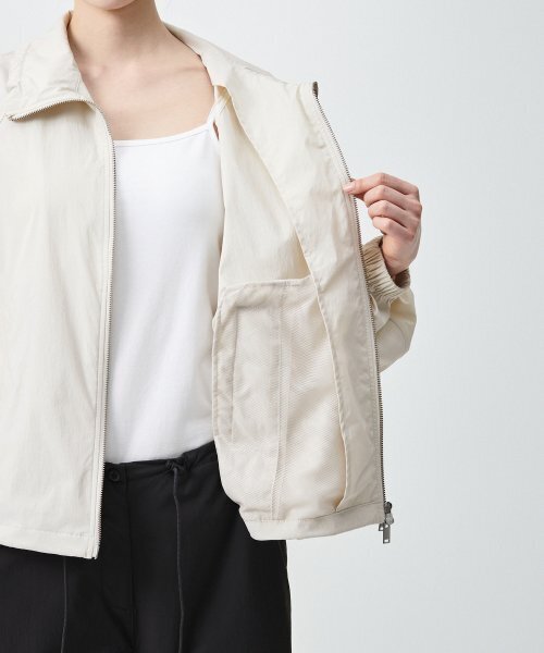 MUSINSA STANDARD WOMAN（ムシンサスタンダードウーマン）の「ウィメンズオーバーサイズトラックジャケット[クリーム]（ナイロンジャケット・レディース・その他・SMALL/MEDIUM/LARGE）」の10枚目の写真