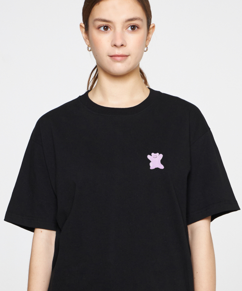 GRAVER（グレーバー）の「[ユニセックス]スモールピンクペインティングベアスマイル半袖Tシャツ_ブラック（Tシャツ/カットソー・レディース・ブラック・SMALL/MEDIUM/LARGE）」の2枚目の写真