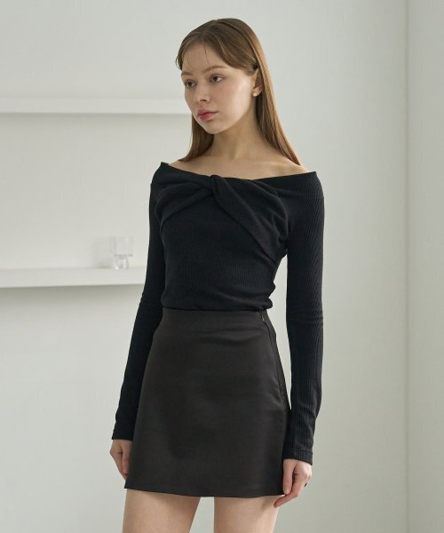 5OML(オーオーエムエル)の「ツイストオフショルダー ロングスリーブ (ブラック)(Tシャツ/カットソー・レディース・ブラック・LARGE/MEDIUM)」の2枚目の写真