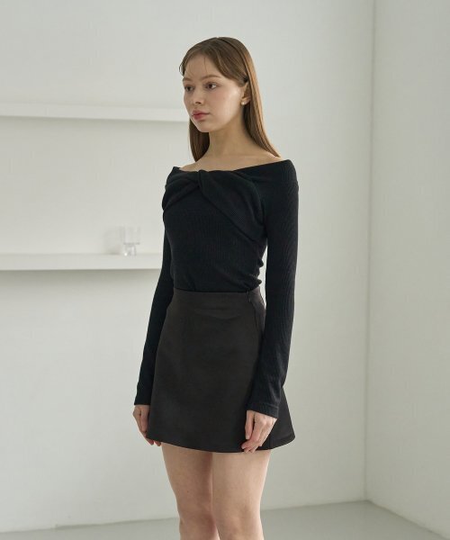 5OML(オーオーエムエル)の「ツイストオフショルダー ロングスリーブ (ブラック)(Tシャツ/カットソー・レディース・ブラック・LARGE/MEDIUM)」の4枚目の写真