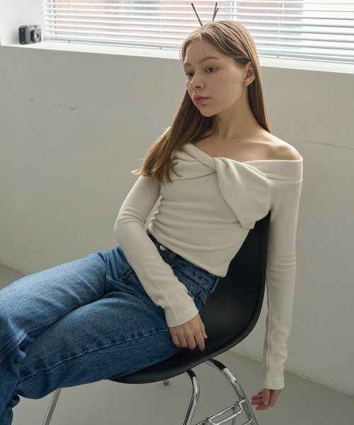 5OML(オーオーエムエル)の「ツイストオフショルダー ロングスリーブ (ブラック)(Tシャツ/カットソー・レディース・ブラック・LARGE/MEDIUM)」の6枚目の写真