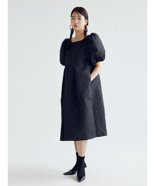 BOMNAL BOUTIQUE(ボムナルブティック)の「アイリスボリュームパフミディドレス_ブラック(ワンピース・レディース・その他・FREE)」の2枚目の写真