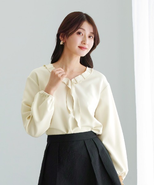 White Collection（ホワイトコレクション）の「【 ディテールで魅せる 】 ダブルクロス・タックフリルボウタイブラウス（シャツ/ブラウス・レディース・ブラック/アイボリー/ネイビー・S/L/M）」の2枚目の写真