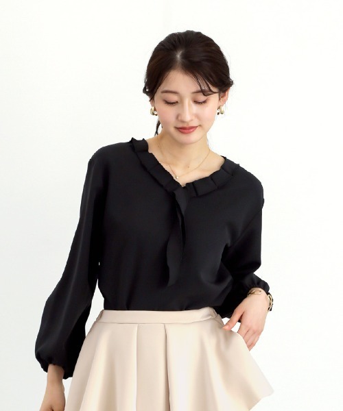 White Collection（ホワイトコレクション）の「【 ディテールで魅せる 】 ダブルクロス・タックフリルボウタイブラウス（シャツ/ブラウス・レディース・ブラック/アイボリー/ネイビー・S/L/M）」の3枚目の写真