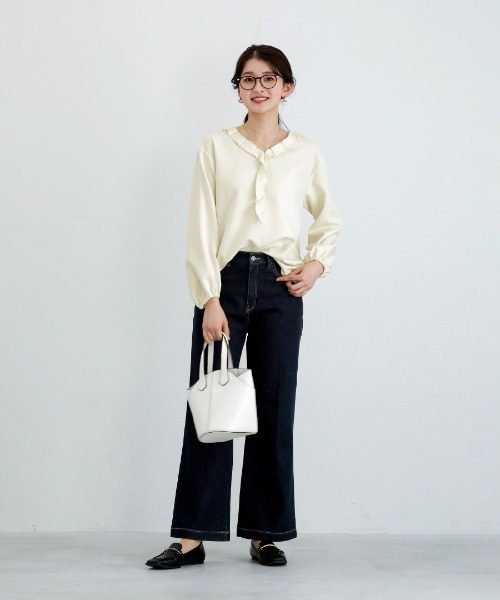 White Collection（ホワイトコレクション）の「【 ディテールで魅せる 】 ダブルクロス・タックフリルボウタイブラウス（シャツ/ブラウス・レディース・ブラック/アイボリー/ネイビー・S/L/M）」の4枚目の写真