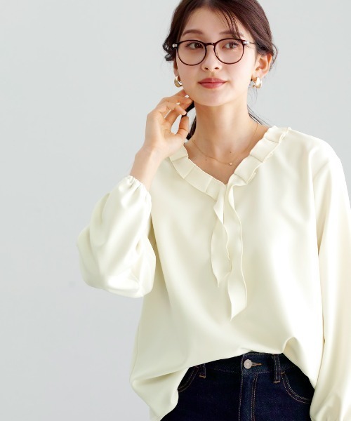 White Collection（ホワイトコレクション）の「【 ディテールで魅せる 】 ダブルクロス・タックフリルボウタイブラウス（シャツ/ブラウス・レディース・ブラック/アイボリー/ネイビー・S/L/M）」の5枚目の写真