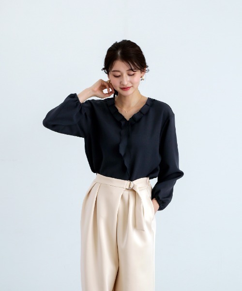 White Collection（ホワイトコレクション）の「【 ディテールで魅せる 】 ダブルクロス・タックフリルボウタイブラウス（シャツ/ブラウス・レディース・ブラック/アイボリー/ネイビー・S/L/M）」の6枚目の写真