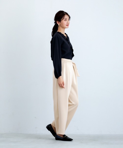 White Collection（ホワイトコレクション）の「【 ディテールで魅せる 】 ダブルクロス・タックフリルボウタイブラウス（シャツ/ブラウス・レディース・ブラック/アイボリー/ネイビー・S/L/M）」の8枚目の写真