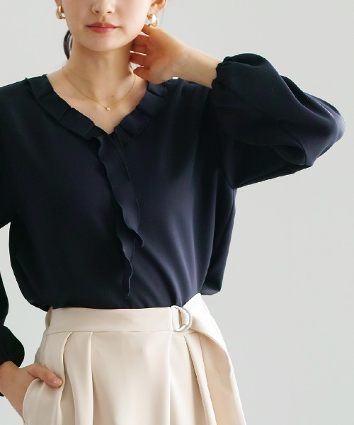 White Collection（ホワイトコレクション）の「【 ディテールで魅せる 】 ダブルクロス・タックフリルボウタイブラウス（シャツ/ブラウス・レディース・ブラック/アイボリー/ネイビー・S/L/M）」の10枚目の写真