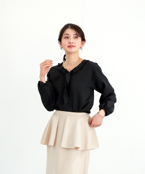 White Collection（ホワイトコレクション）の「【 ディテールで魅せる 】 ダブルクロス・タックフリルボウタイブラウス（シャツ/ブラウス・レディース・ブラック/アイボリー/ネイビー・S/L/M）」の11枚目の写真