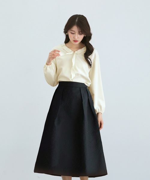 White Collection(ホワイトコレクション)の「【 ディテールで魅せる 】 ダブルクロス・タックフリルボウタイブラウス(シャツ/ブラウス・レディース・ブラック/アイボリー/ネイビー・S/L/M)」の6枚目の写真