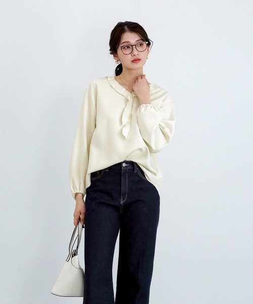 White Collection(ホワイトコレクション)の「【 ディテールで魅せる 】 ダブルクロス・タックフリルボウタイブラウス(シャツ/ブラウス・レディース・ブラック/アイボリー/ネイビー・S/L/M)」の8枚目の写真