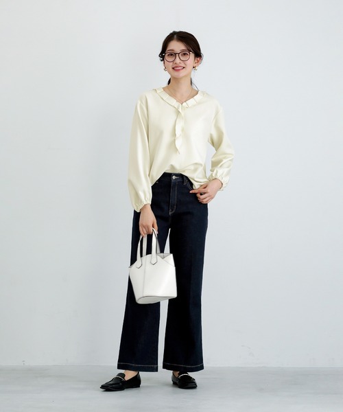 White Collection(ホワイトコレクション)の「【 ディテールで魅せる 】 ダブルクロス・タックフリルボウタイブラウス(シャツ/ブラウス・レディース・ブラック/アイボリー/ネイビー・S/L/M)」の9枚目の写真