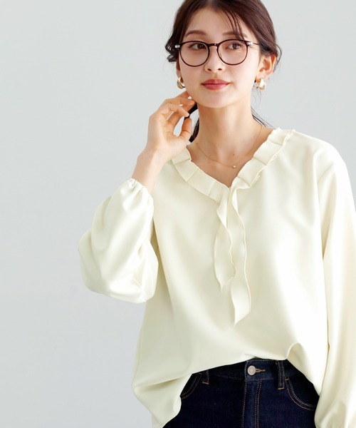 White Collection(ホワイトコレクション)の「【 ディテールで魅せる 】 ダブルクロス・タックフリルボウタイブラウス(シャツ/ブラウス・レディース・ブラック/アイボリー/ネイビー・S/L/M)」の10枚目の写真