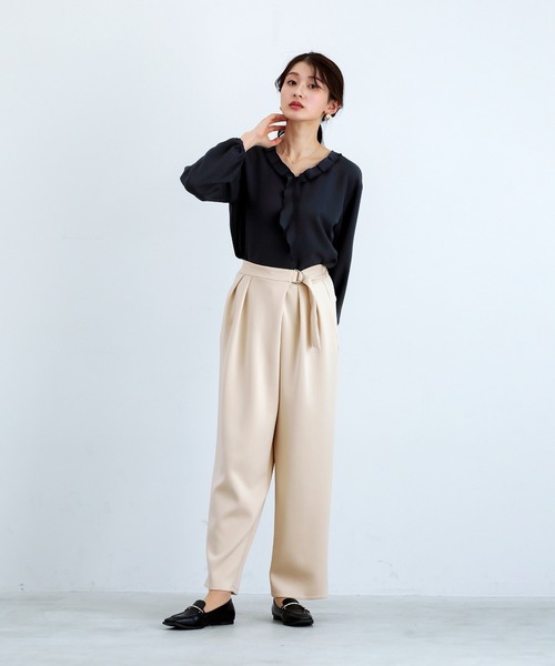 White Collection(ホワイトコレクション)の「【 ディテールで魅せる 】 ダブルクロス・タックフリルボウタイブラウス(シャツ/ブラウス・レディース・ブラック/アイボリー/ネイビー・S/L/M)」の12枚目の写真
