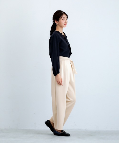 White Collection(ホワイトコレクション)の「【 ディテールで魅せる 】 ダブルクロス・タックフリルボウタイブラウス(シャツ/ブラウス・レディース・ブラック/アイボリー/ネイビー・S/L/M)」の13枚目の写真