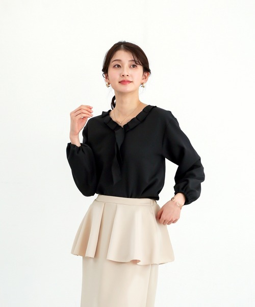 White Collection(ホワイトコレクション)の「【 ディテールで魅せる 】 ダブルクロス・タックフリルボウタイブラウス(シャツ/ブラウス・レディース・ブラック/アイボリー/ネイビー・S/L/M)」の16枚目の写真