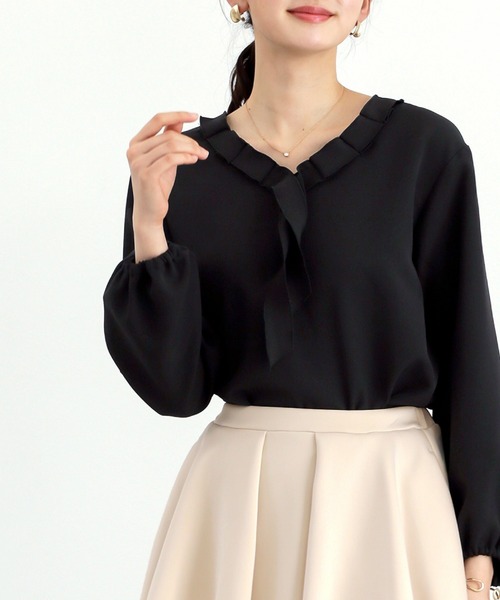 White Collection(ホワイトコレクション)の「【 ディテールで魅せる 】 ダブルクロス・タックフリルボウタイブラウス(シャツ/ブラウス・レディース・ブラック/アイボリー/ネイビー・S/L/M)」の20枚目の写真