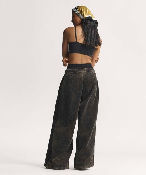 adidas（アディダス）の「コーデュロイ SST オーバーサイズ パンツ / アディダスオリジナルス adidas Originals（スウェットパンツ・レディース・ブラウン/ブラック・MEDIUM/SMALL/X-SMALL/XX-LARGE/LARGE/X-LARGE）」の4枚目の写真