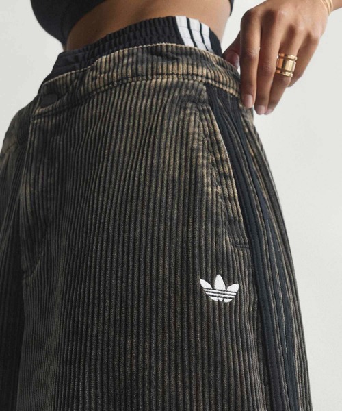 adidas（アディダス）の「コーデュロイ SST オーバーサイズ パンツ / アディダスオリジナルス adidas Originals（スウェットパンツ・レディース・ブラウン/ブラック・MEDIUM/SMALL/X-SMALL/XX-LARGE/LARGE/X-LARGE）」の3枚目の写真
