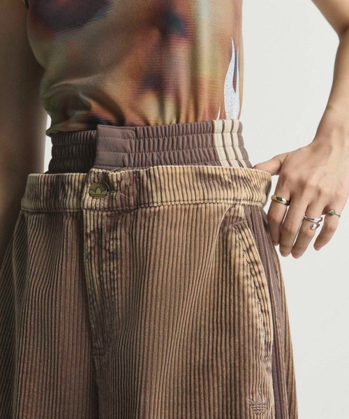 adidas（アディダス）の「コーデュロイ SST オーバーサイズ パンツ / アディダスオリジナルス adidas Originals（スウェットパンツ・レディース・ブラウン/ブラック・MEDIUM/SMALL/X-SMALL/XX-LARGE/LARGE/X-LARGE）」の18枚目の写真