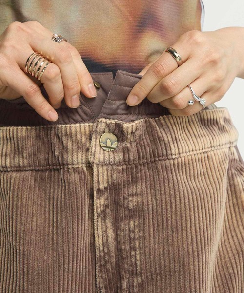 adidas（アディダス）の「コーデュロイ SST オーバーサイズ パンツ / アディダスオリジナルス adidas Originals（スウェットパンツ・レディース・ブラウン/ブラック・MEDIUM/SMALL/X-SMALL/XX-LARGE/LARGE/X-LARGE）」の20枚目の写真