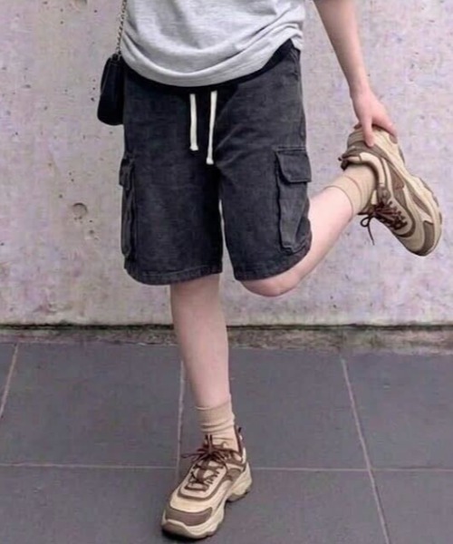 SHEPP(シープ)の「【26年春新作】【UNISEX】ワイドシルエット デニム カーゴハーフパンツ / バミューダパンツ(デニムパンツ・メンズ・ブラック/ライトブルー/インディゴブルー・L/M)」の2枚目の写真