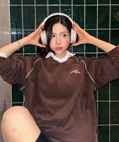 HAVISM(ヘビズム)の「OVERSIZE VELOUR V-NECK L/S TEE(BROWN)(ポロシャツ・レディース・その他・ONE SIZE)」の7枚目の写真