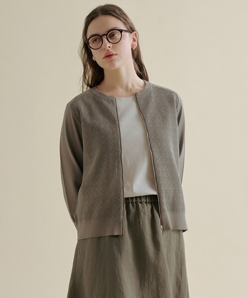 J.PRESS(ジェイプレス)の「【季節の変わり目に】Lace Jacquard ニット ブルゾン(ブルゾン・レディース・ネイビー系/ブラウン系/ホワイト系・MEDIUM/LARGE)」の2枚目の写真