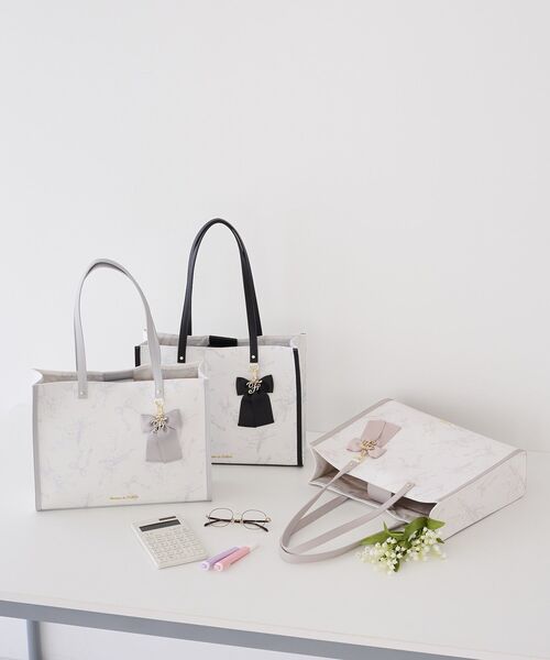 Maison de FLEUR(メゾンドフルール)の「すずらんプリントスクエアトートバッグ(トートバッグ・レディース・ブラック/ピンク系その他3/ブルー系その他7・FREE)」の4枚目の写真