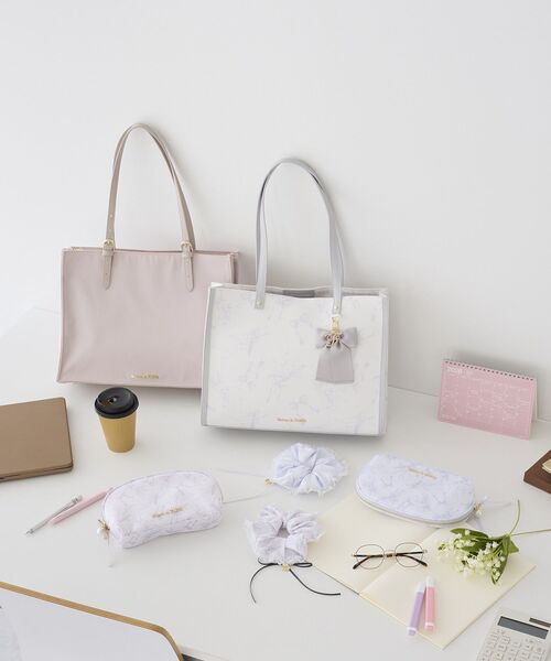 Maison de FLEUR(メゾンドフルール)の「すずらんプリントスクエアトートバッグ(トートバッグ・レディース・ブラック/ピンク系その他3/ブルー系その他7・FREE)」の8枚目の写真
