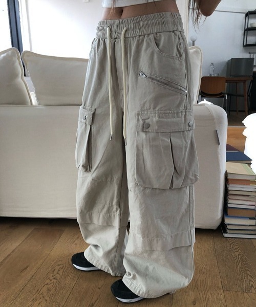 anyonemore(エニワンモア)の「ビッグカーゴポケットバルーンワイドパンツ(その他パンツ・レディース・ブラック/クリーム・LARGE/MEDIUM/SMALL)」の2枚目の写真
