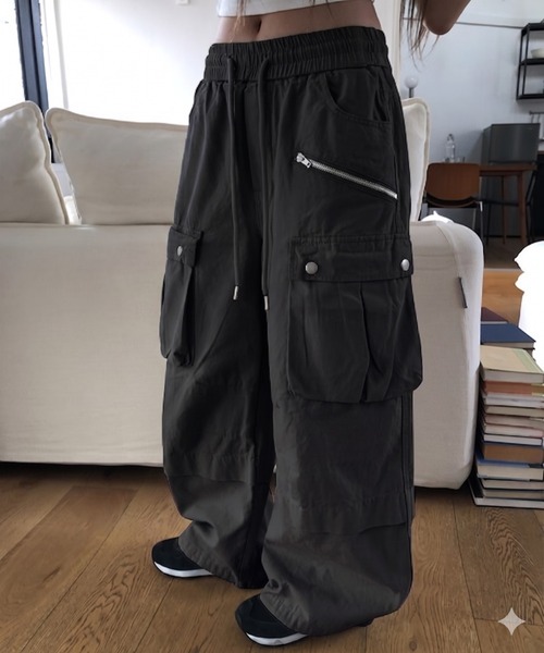 anyonemore(エニワンモア)の「ビッグカーゴポケットバルーンワイドパンツ(その他パンツ・レディース・ブラック/クリーム・LARGE/MEDIUM/SMALL)」の1枚目の写真