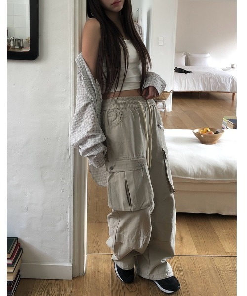 anyonemore(エニワンモア)の「ビッグカーゴポケットバルーンワイドパンツ(その他パンツ・レディース・ブラック/クリーム・LARGE/MEDIUM/SMALL)」の18枚目の写真