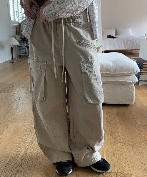 anyonemore(エニワンモア)の「ビッグカーゴポケットバルーンワイドパンツ(その他パンツ・レディース・ブラック/クリーム・LARGE/MEDIUM/SMALL)」の4枚目の写真