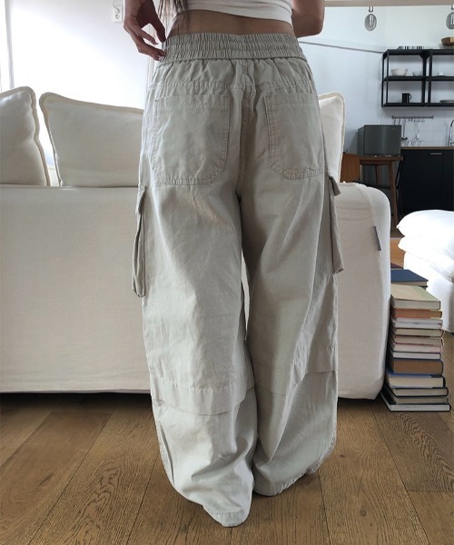 anyonemore(エニワンモア)の「ビッグカーゴポケットバルーンワイドパンツ(その他パンツ・レディース・ブラック/クリーム・LARGE/MEDIUM/SMALL)」の5枚目の写真