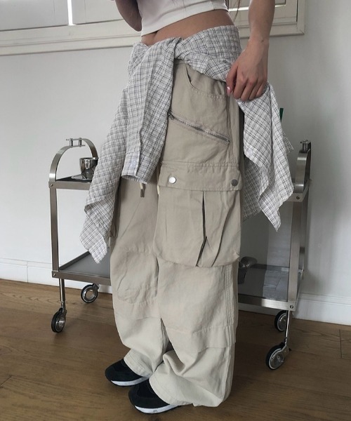 anyonemore(エニワンモア)の「ビッグカーゴポケットバルーンワイドパンツ(その他パンツ・レディース・ブラック/クリーム・LARGE/MEDIUM/SMALL)」の6枚目の写真