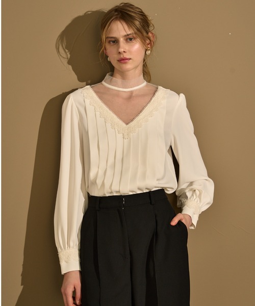 ERADIE（エラディエ）の「Sheer Tucked Blouse  シアー＆タックブラウス（シャツ/ブラウス・レディース・オフホワイト/ブラック/ベージュ・FREE）」の2枚目の写真