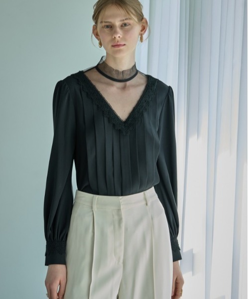 ERADIE（エラディエ）の「Sheer Tucked Blouse  シアー＆タックブラウス（シャツ/ブラウス・レディース・オフホワイト/ブラック/ベージュ・FREE）」の3枚目の写真