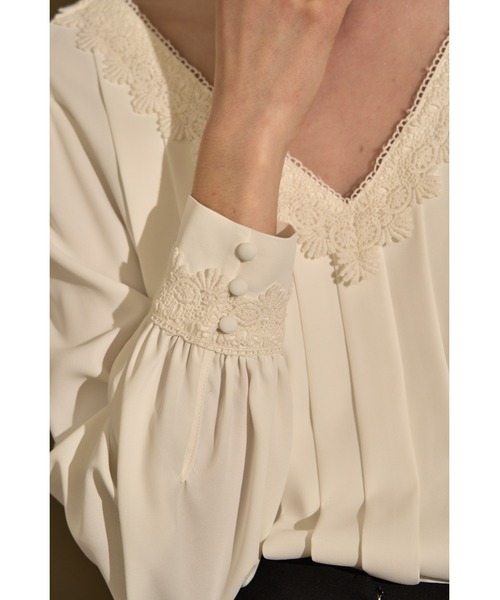ERADIE（エラディエ）の「Sheer Tucked Blouse  シアー＆タックブラウス（シャツ/ブラウス・レディース・オフホワイト/ブラック/ベージュ・FREE）」の16枚目の写真