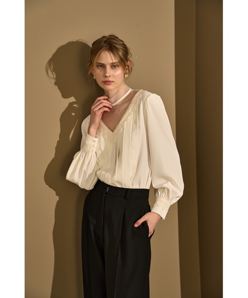 ERADIE（エラディエ）の「Sheer Tucked Blouse  シアー＆タックブラウス（シャツ/ブラウス・レディース・オフホワイト/ブラック/ベージュ・FREE）」の5枚目の写真