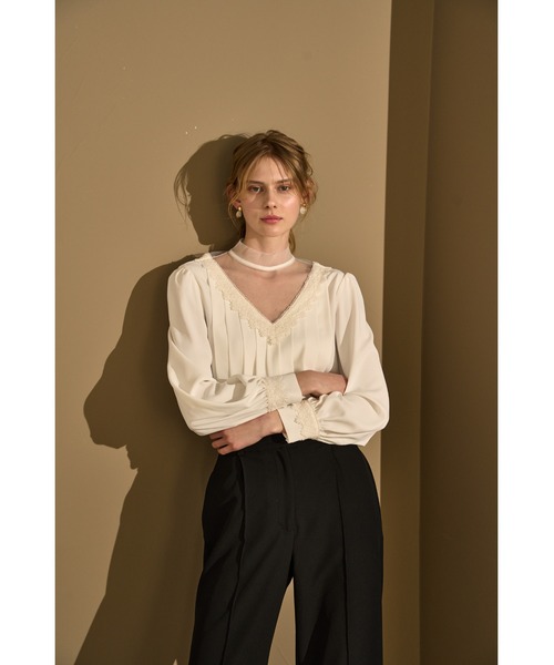 ERADIE（エラディエ）の「Sheer Tucked Blouse  シアー＆タックブラウス（シャツ/ブラウス・レディース・オフホワイト/ブラック/ベージュ・FREE）」の6枚目の写真