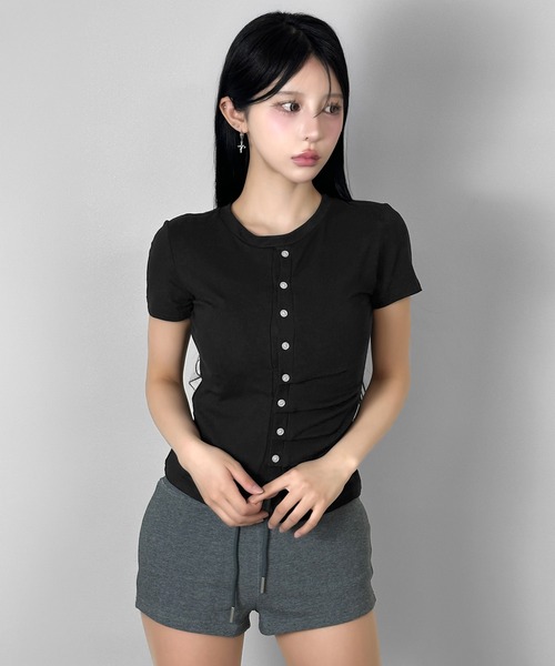 FOLLOWIN（フォロウィン）の「ボタンポイントサイドドレープトップス（Tシャツ/カットソー・レディース・グレー/ブラック・FREE）」の3枚目の写真