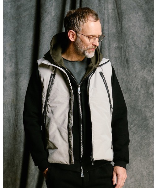 wjk（ダヴルジェイケイ）の「solid zip vest（ベスト・メンズ・グレー系その他/スミクロ・SMALL/MEDIUM/LARGE/X-LARGE）」の2枚目の写真