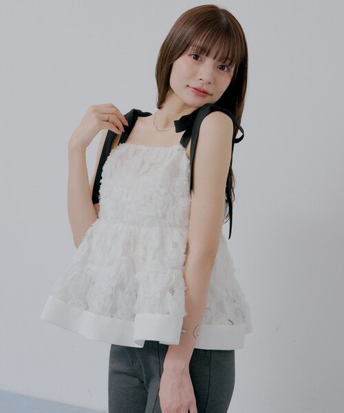 Chico(チコ)の「【SALON by Chico】肩リボン3Dローズペプラムブラウス(シャツ/ブラウス・レディース・アイボリー/ブラック/ブラウン・FREE)」の2枚目の写真