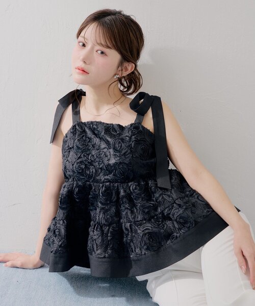 Chico(チコ)の「【SALON by Chico】肩リボン3Dローズペプラムブラウス(シャツ/ブラウス・レディース・アイボリー/ブラック/ブラウン・FREE)」の1枚目の写真