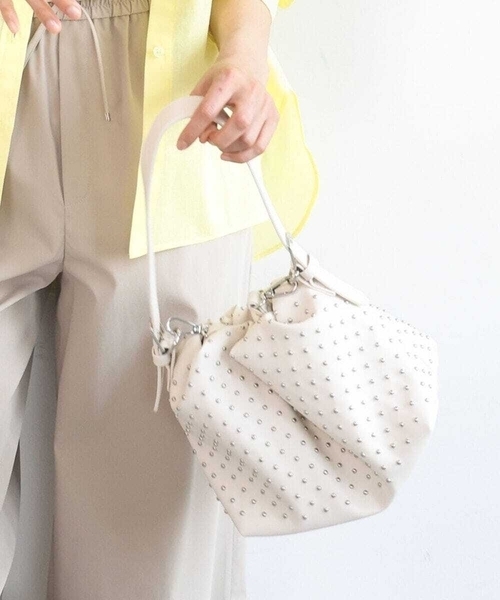 MK MICHEL KLEIN(エムケーミッシェルクラン)の「スタッズデザイン巾着風2wayバッグ(ショルダーバッグ・レディース・クリーム/アイボリー/ブラック・38)」の1枚目の写真