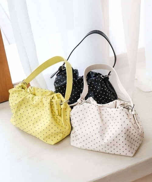 MK MICHEL KLEIN(エムケーミッシェルクラン)の「スタッズデザイン巾着風2wayバッグ(ショルダーバッグ・レディース・クリーム/アイボリー/ブラック・38)」の3枚目の写真