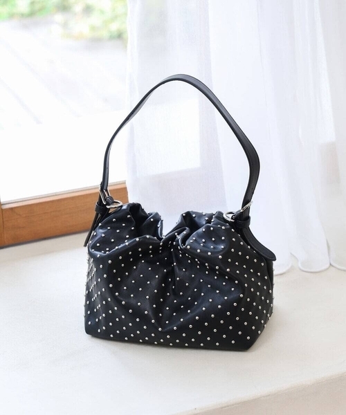 MK MICHEL KLEIN(エムケーミッシェルクラン)の「スタッズデザイン巾着風2wayバッグ(ショルダーバッグ・レディース・クリーム/アイボリー/ブラック・38)」の2枚目の写真