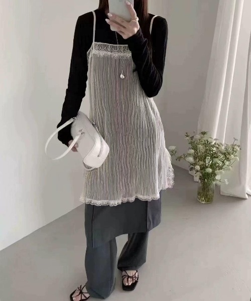 CHUN CHUN NOTES(チュンチュンノーツ)の「26SS/シアープリーツレースキャミワンピース(キャミソール・レディース・グリーン/アイボリー/ブラック/グレー・F)」の3枚目の写真